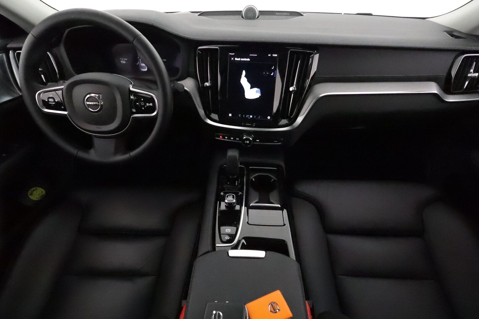 Volvo S60 2023 T8 AWD Long Range High Performance Ultimate Dark aut **Bowers&Wilkins / Kattoluukku / 360° / Muistipenkit** - Akku kuntotarkistettu / HUD / Koukku / Sporttinahat / Full LED / Facelift / Merkkihuollettu / Kahdet renkaat aluvanteilla / Erittäin hieno!