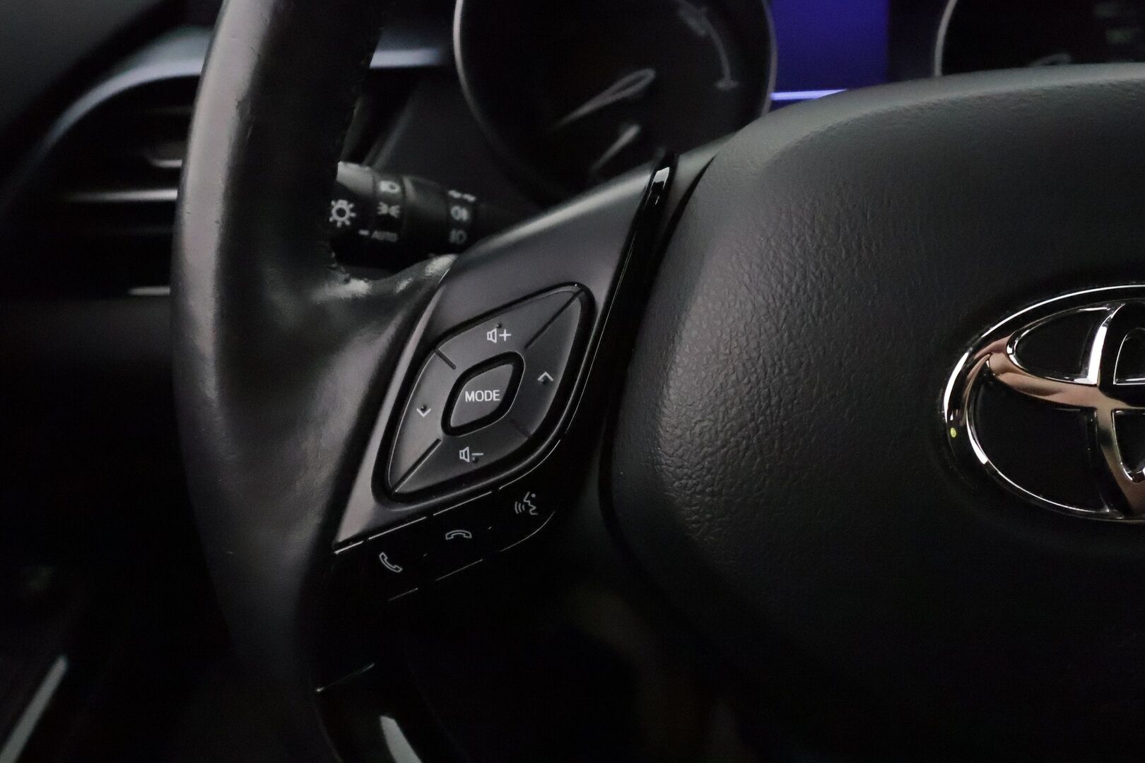 TOYOTA C-HR 2020 1.8 Hybrid Active Edition **JBL / Adapt.Vakkari / Bi-LED / P.Kamera / Kaistavahti / Nahkaverhoilu / KeylessGO** - Merkkihuollettu!