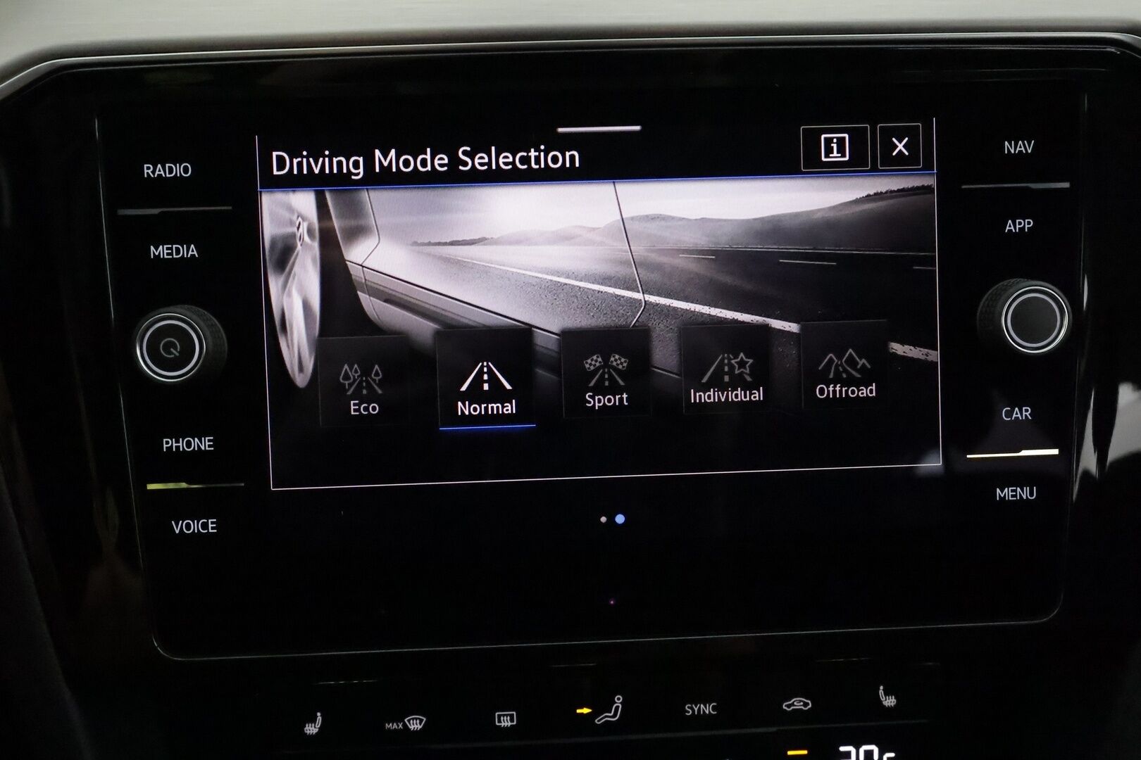 VOLKSWAGEN PASSAT 2021 Variant Alltrack 2,0 TDI SCR 147 kW 4MOTION DSG **Webasto / Koukku / Adapt.Vakkari / Matrix-LED / P.kamera / Navi** - 3,99 % KORKOTARJOUS TÄHÄN AUTOON - Merkkihuollettu!