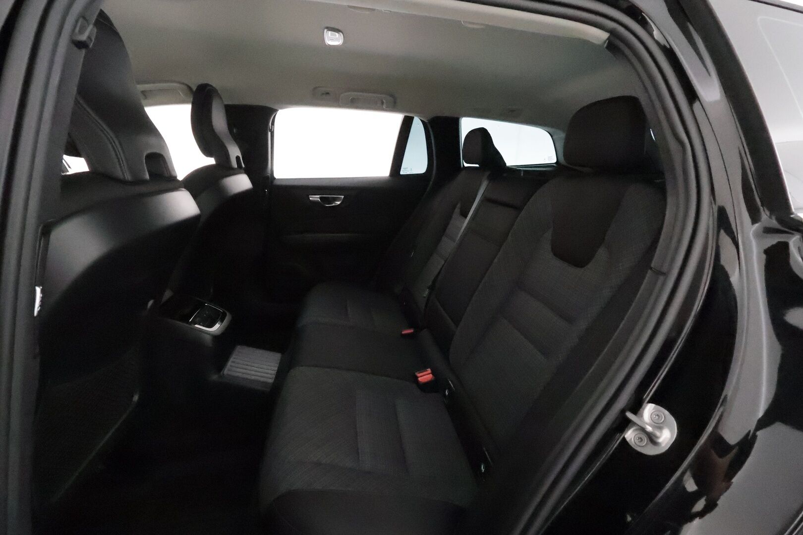 Volvo V60 2023 T6 AWD Long Range Core aut. **ACC & Pilot assist / Koukku / P.kamera / Facelift / BLIS / KeylessGo** - 3,99% KORKOTARJOUS TÄHÄN AUTOON 21.9. ASTI - SoH 99,1% / Kahdet renkaat aluvanteilla / Merkkihuollettu / Penkinlämmittimet takana / Navi / High Performance Audio