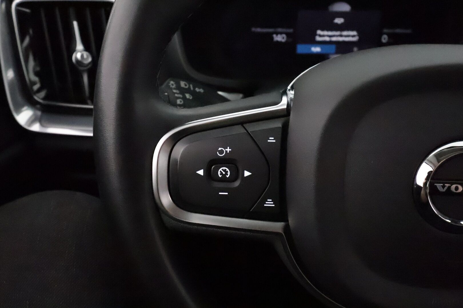Volvo V60 2023 T6 AWD Long Range Core aut. **Adapt.vakkari / Koukku / P.kamera / Facelift / BLIS / KeylessGo** - SoH 99,1% / Kahdet renkaat aluvanteilla / Merkkihuollettu / Penkinlämmittimet takana / Navi / High Performance Audio