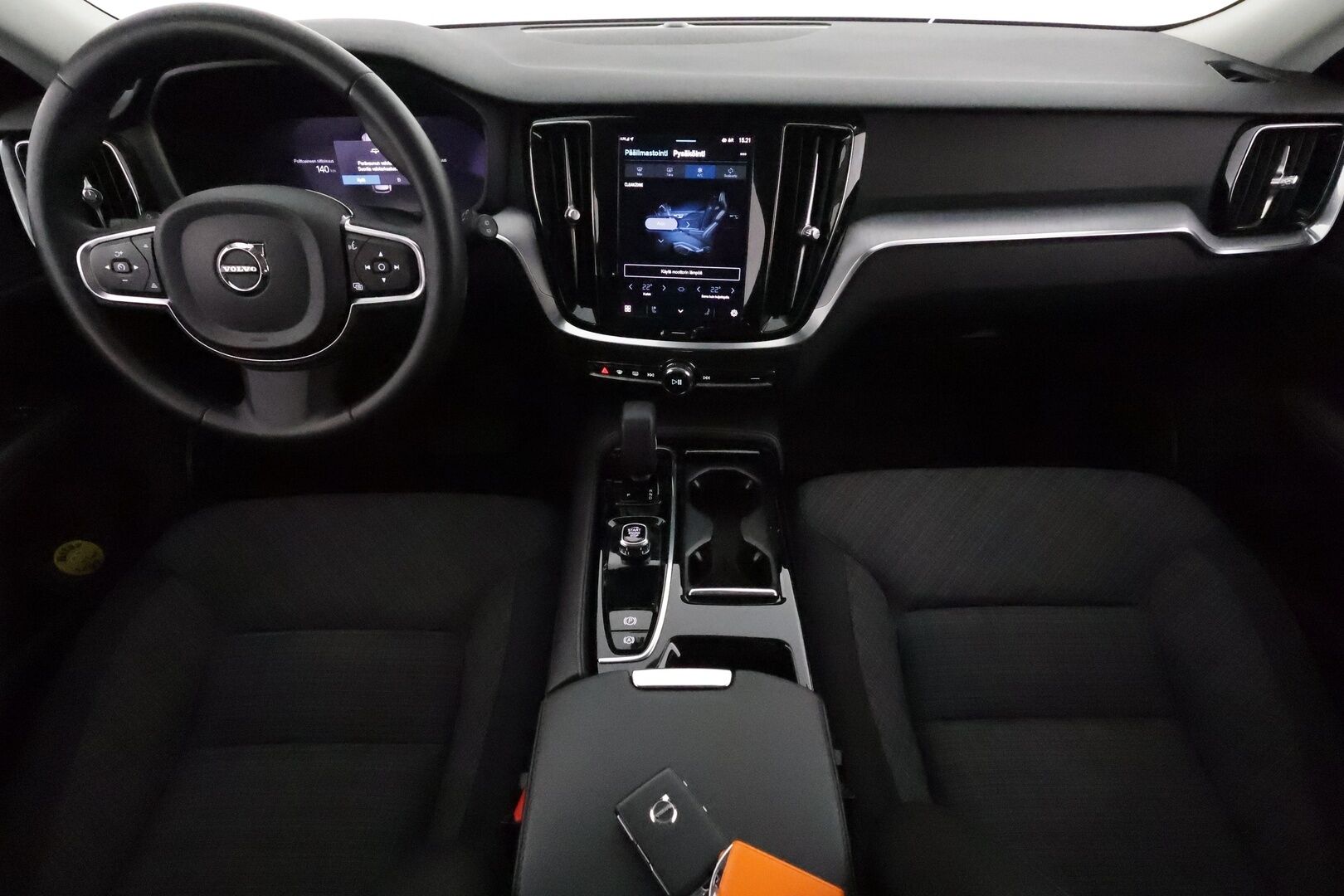 Volvo V60 2023 T6 AWD Long Range Core aut. **ACC & Pilot assist / Koukku / P.kamera / Facelift / BLIS / KeylessGo** - 3,99% KORKOTARJOUS TÄHÄN AUTOON 21.9. ASTI - SoH 99,1% / Kahdet renkaat aluvanteilla / Merkkihuollettu / Penkinlämmittimet takana / Navi / High Performance Audio