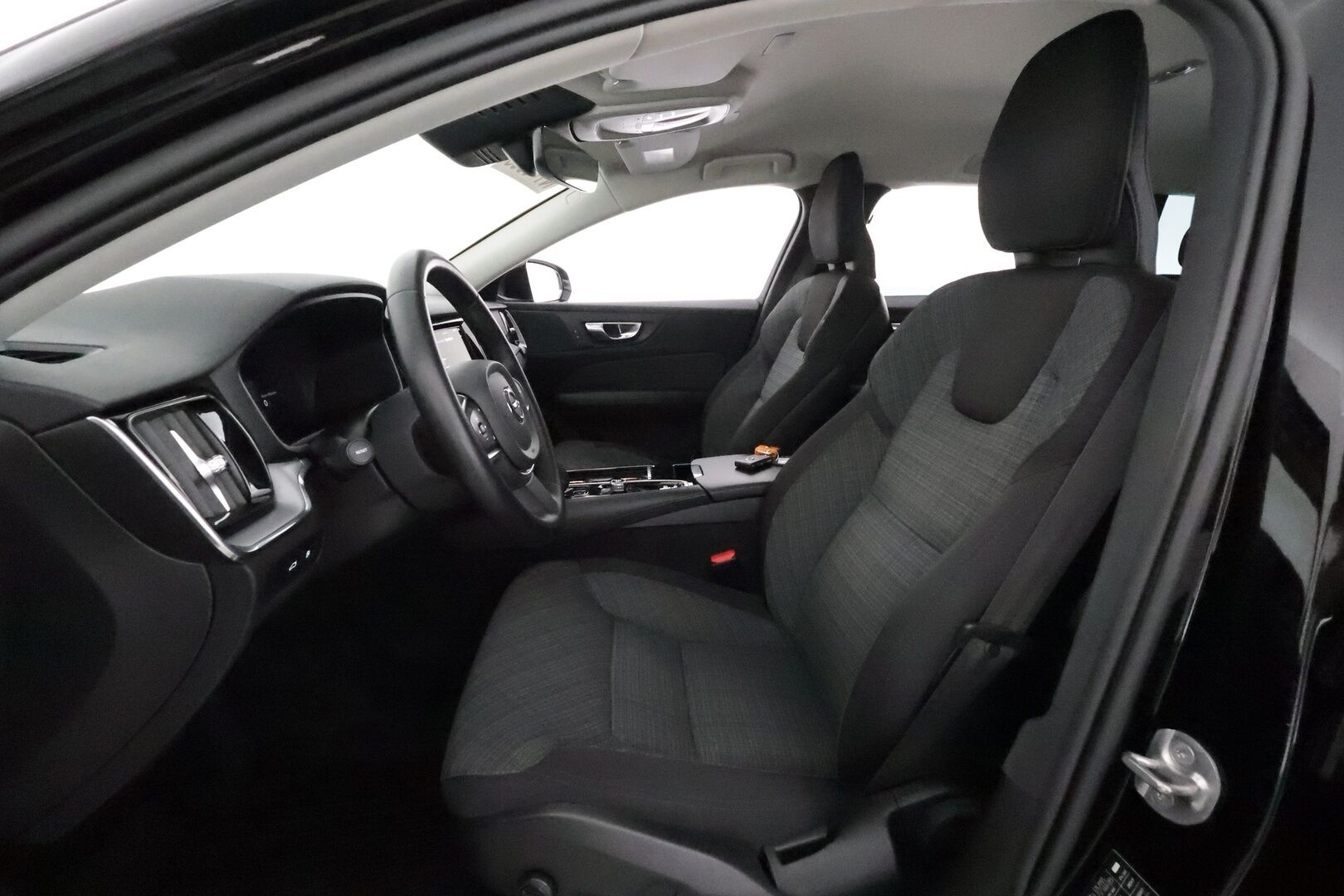 Volvo V60 2023 T6 AWD Long Range Core aut. **ACC & Pilot assist / Koukku / P.kamera / Facelift / BLIS / KeylessGo** - 3,99% KORKOTARJOUS TÄHÄN AUTOON 21.9. ASTI - SoH 99,1% / Kahdet renkaat aluvanteilla / Merkkihuollettu / Penkinlämmittimet takana / Navi / High Performance Audio