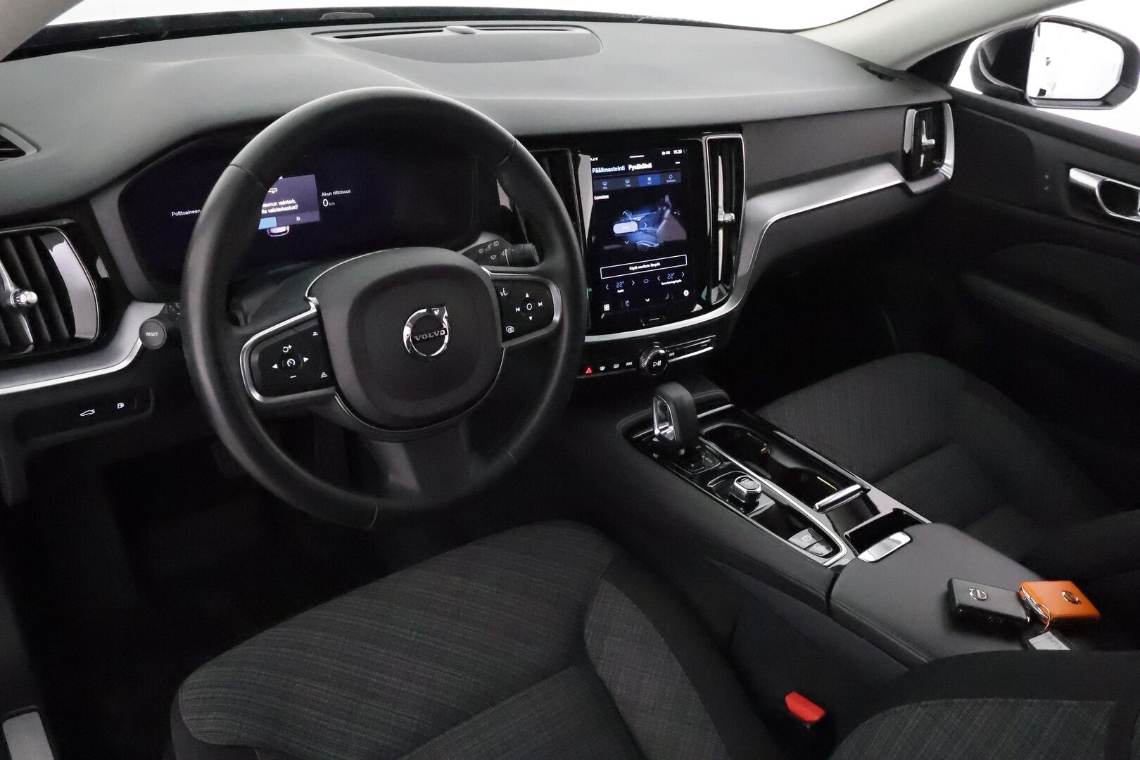 Volvo V60 2023 T6 AWD Long Range Core aut. **Adapt.vakkari / Koukku / P.kamera / Facelift / BLIS / KeylessGo** - SoH 99,1% / Kahdet renkaat aluvanteilla / Merkkihuollettu / Penkinlämmittimet takana / Navi / High Performance Audio