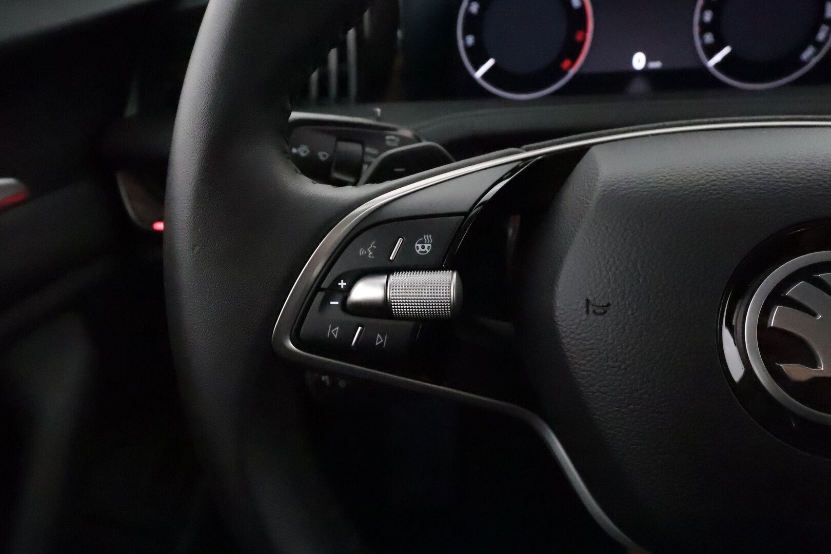 SKODA SUPERB 2024 Combi 1.5 TSI eTEC L&K DSG **Facelift / HUD / ACC / Canton / Koukku / Hierovat&Ilmastoidut Sporttinahat Muistilla** - 3,99 % KORKOTARJOUS TÄHÄN AUTOON 30.9. ASTI! - Matrix-LED / Merkkihuollettu! / Huippuvarusteet / Todella siisti!