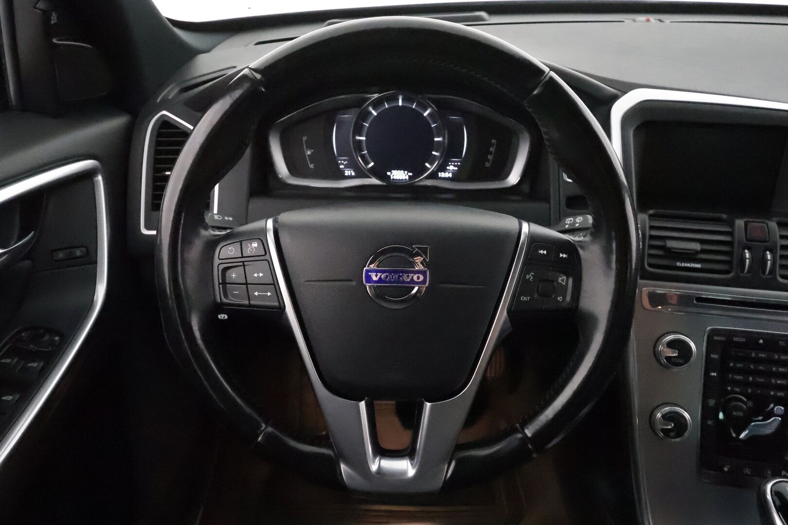 Volvo XC60 2017 D4 AWD Summum aut. *'Adapt.vakkari / BLIS / Aktiiv.Xenon / Webasto / Koukku / Navi / KeylessGo** - Kahdet renkaat aluvanteilla / Penkinlämmittimet takana / Ratinlämmitin / Mustat nahat / Muistipenkki 
