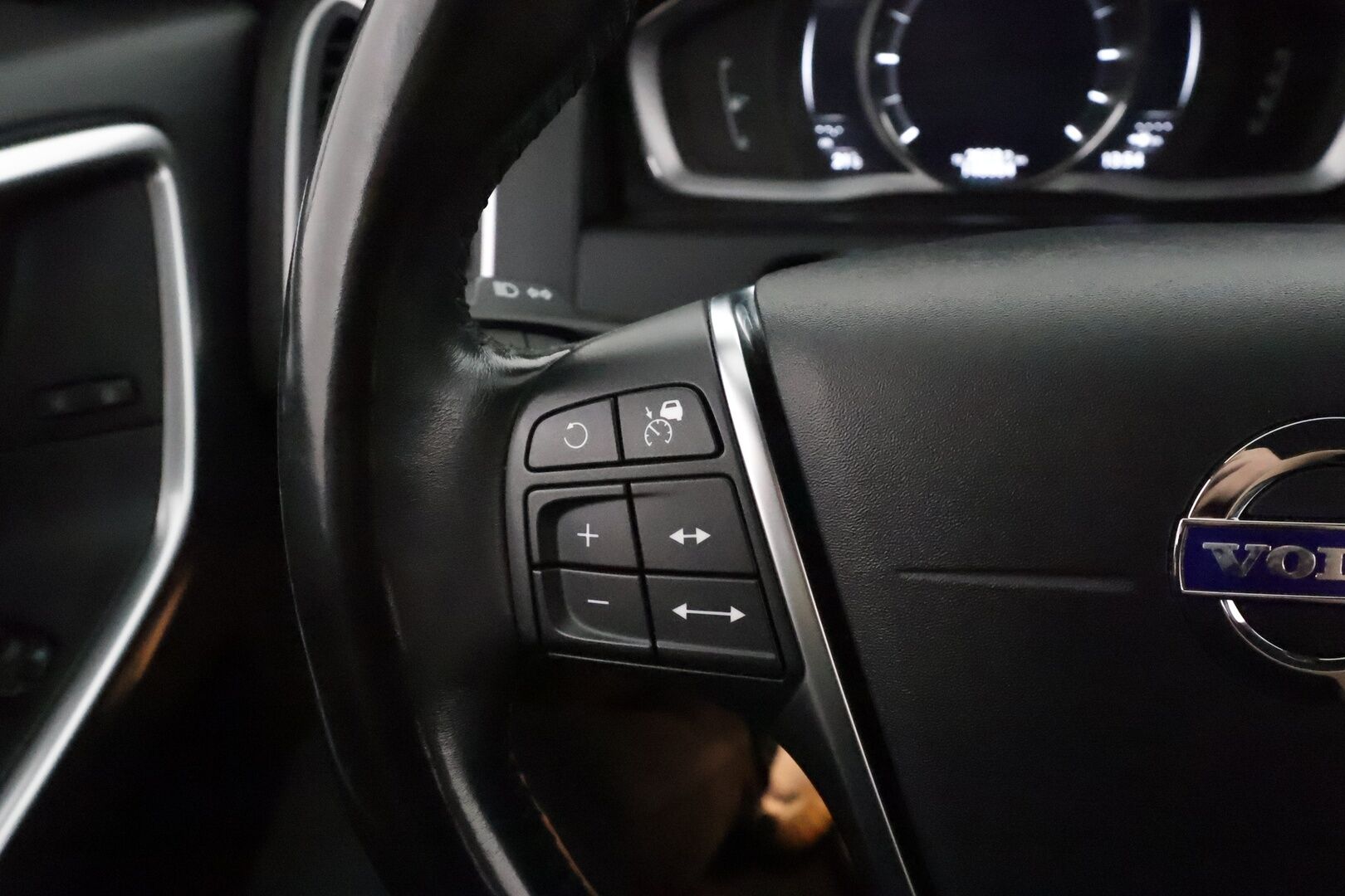 Volvo XC60 2017 D4 AWD Summum aut. *'Adapt.vakkari / BLIS / Aktiiv.Xenon / Webasto / Koukku / Navi / KeylessGo** - Kahdet renkaat aluvanteilla / Penkinlämmittimet takana / Ratinlämmitin / Mustat nahat / Muistipenkki 