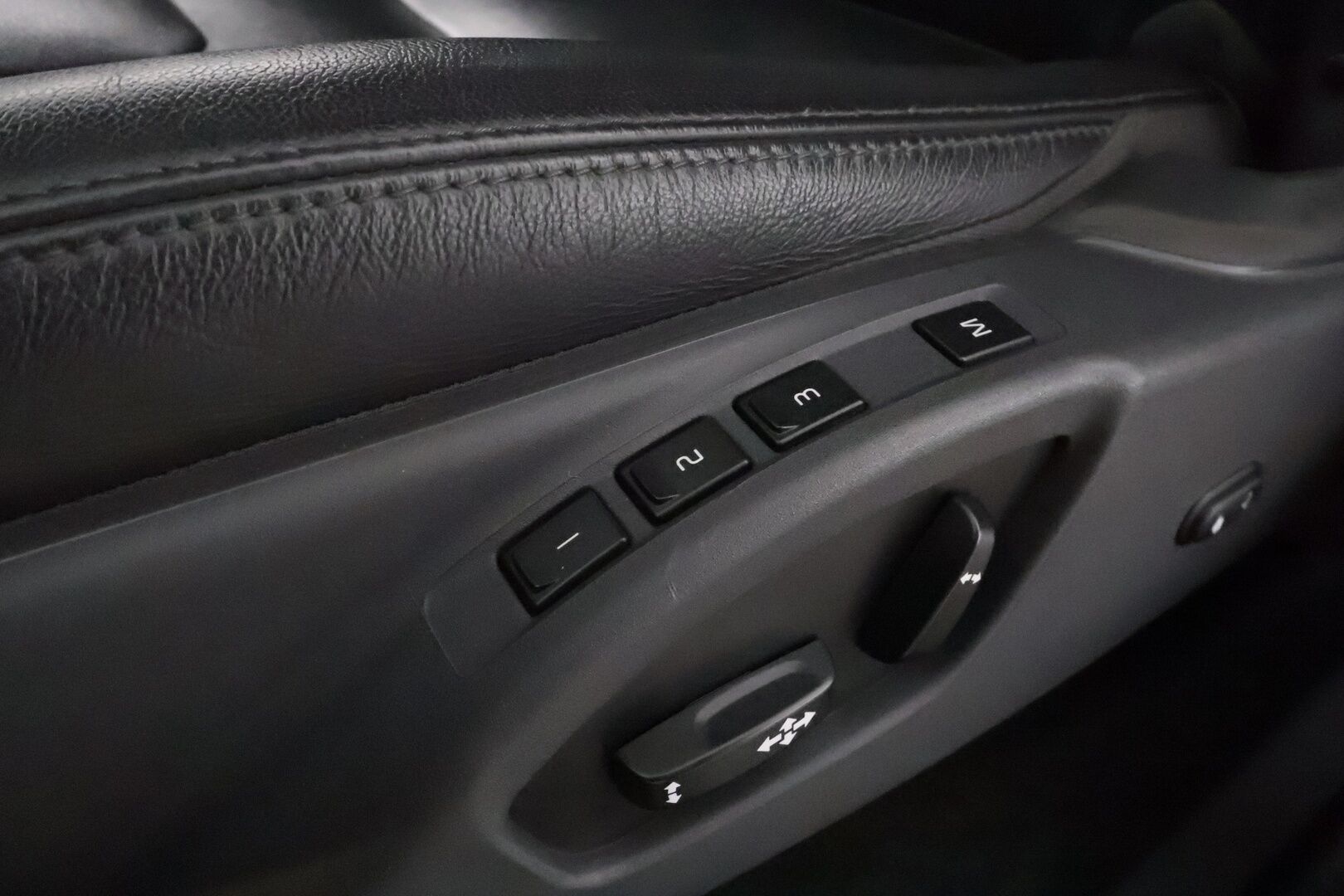 Volvo XC60 2017 D4 AWD Summum aut. *'Adapt.vakkari / BLIS / Aktiiv.Xenon / Webasto / Koukku / Navi / KeylessGo** - Kahdet renkaat aluvanteilla / Penkinlämmittimet takana / Ratinlämmitin / Mustat nahat / Muistipenkki 