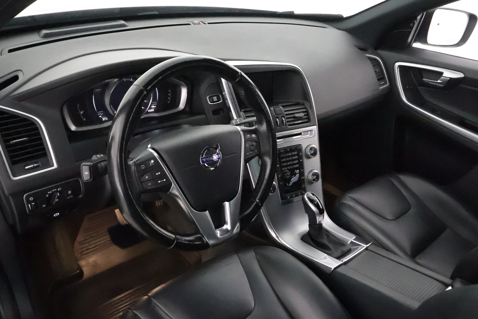 Volvo XC60 2017 D4 AWD Summum aut. *'Adapt.vakkari / BLIS / Aktiiv.Xenon / Webasto / Koukku / Navi / KeylessGo** - Kahdet renkaat aluvanteilla / Penkinlämmittimet takana / Ratinlämmitin / Mustat nahat / Muistipenkki 