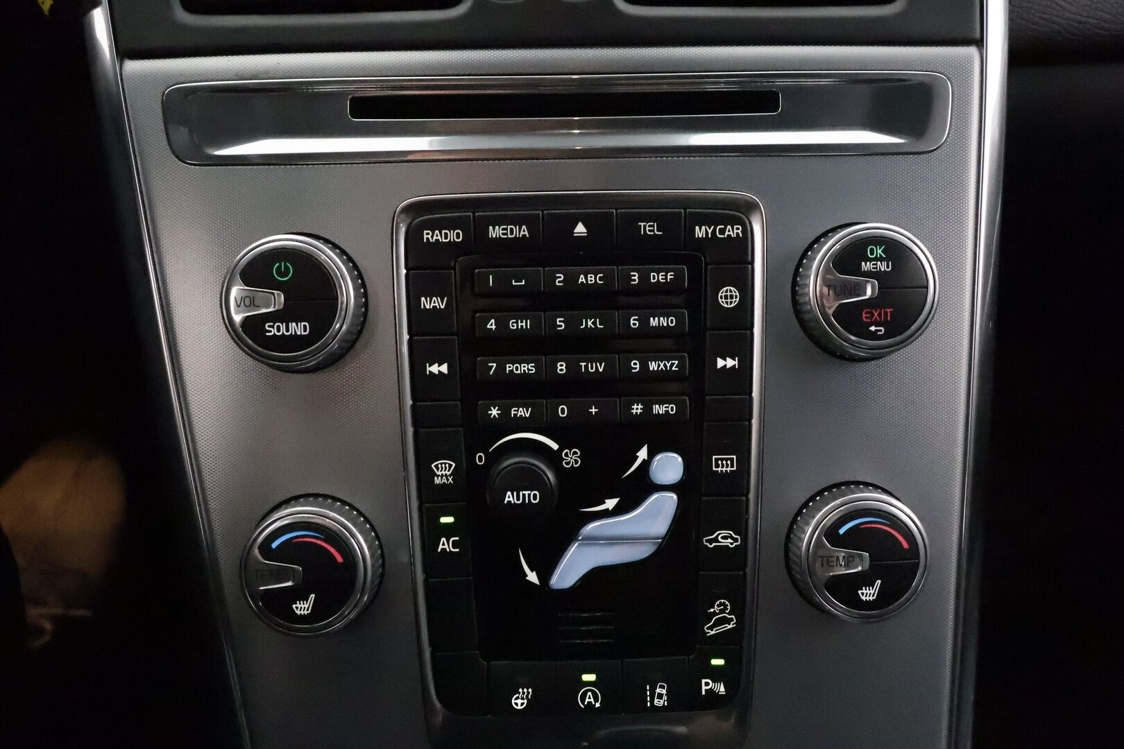 Volvo XC60 2017 D4 AWD Summum aut. *'Adapt.vakkari / BLIS / Aktiiv.Xenon / Webasto / Koukku / Navi / KeylessGo** - Kahdet renkaat aluvanteilla / Penkinlämmittimet takana / Ratinlämmitin / Mustat nahat / Muistipenkki 