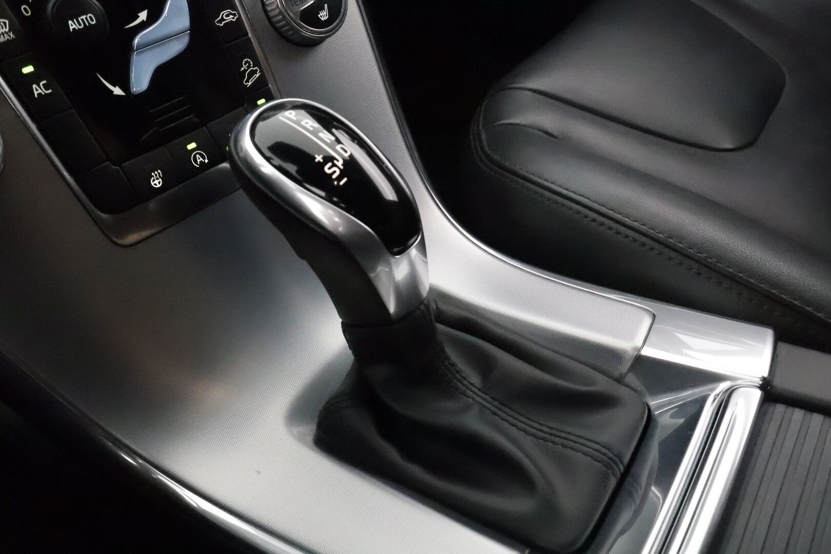 Volvo XC60 2017 D4 AWD Summum aut. *'Adapt.vakkari / BLIS / Aktiiv.Xenon / Webasto / Koukku / Navi / KeylessGo** - Kahdet renkaat aluvanteilla / Penkinlämmittimet takana / Ratinlämmitin / Mustat nahat / Muistipenkki 
