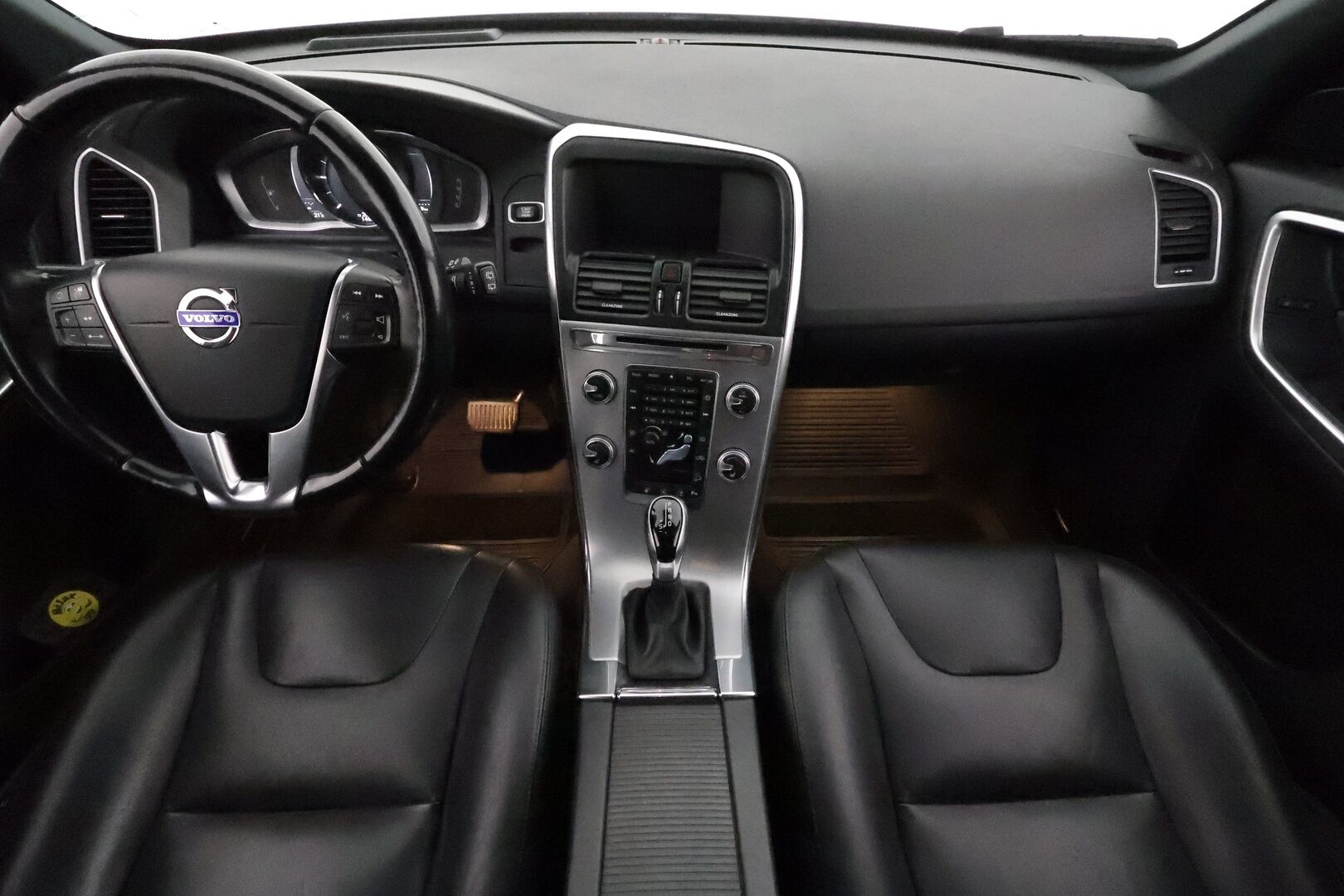 Volvo XC60 2017 D4 AWD Summum aut. *'Adapt.vakkari / BLIS / Aktiiv.Xenon / Webasto / Koukku / Navi / KeylessGo** - Kahdet renkaat aluvanteilla / Penkinlämmittimet takana / Ratinlämmitin / Mustat nahat / Muistipenkki 