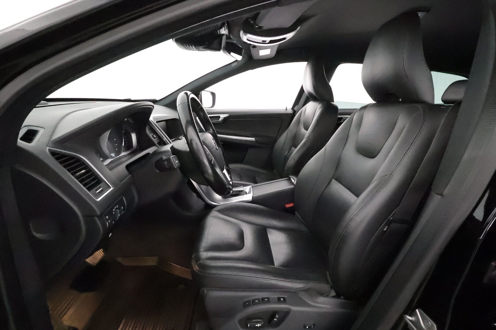 Volvo XC60 2017 D4 AWD Summum aut. *'Adapt.vakkari / BLIS / Aktiiv.Xenon / Webasto / Koukku / Navi / KeylessGo** - Kahdet renkaat aluvanteilla / Penkinlämmittimet takana / Ratinlämmitin / Mustat nahat / Muistipenkki 
