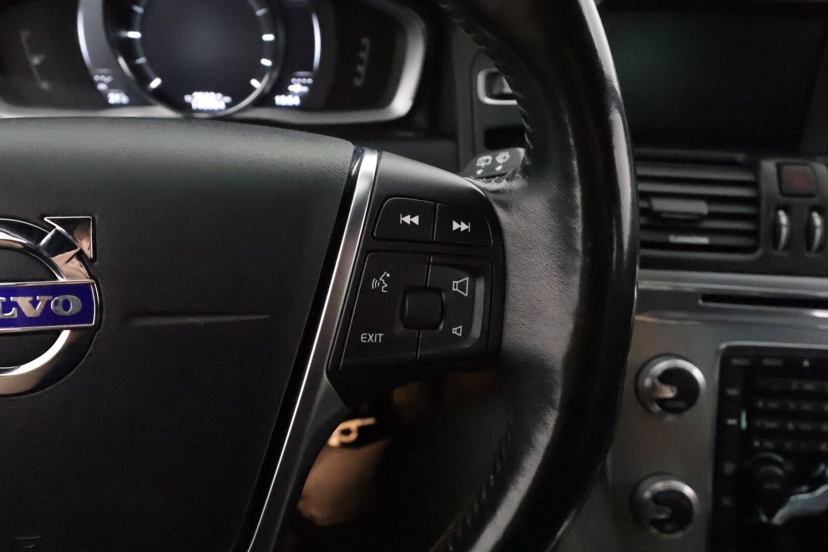 Volvo XC60 2017 D4 AWD Summum aut. *'Adapt.vakkari / BLIS / Aktiiv.Xenon / Webasto / Koukku / Navi / KeylessGo** - Kahdet renkaat aluvanteilla / Penkinlämmittimet takana / Ratinlämmitin / Mustat nahat / Muistipenkki 