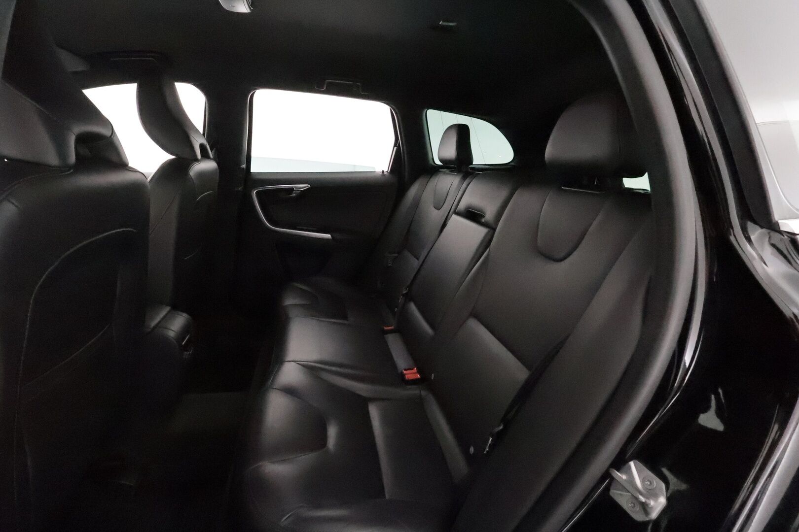 Volvo XC60 2017 D4 AWD Summum aut. *'Adapt.vakkari / BLIS / Aktiiv.Xenon / Webasto / Koukku / Navi / KeylessGo** - Kahdet renkaat aluvanteilla / Penkinlämmittimet takana / Ratinlämmitin / Mustat nahat / Muistipenkki 