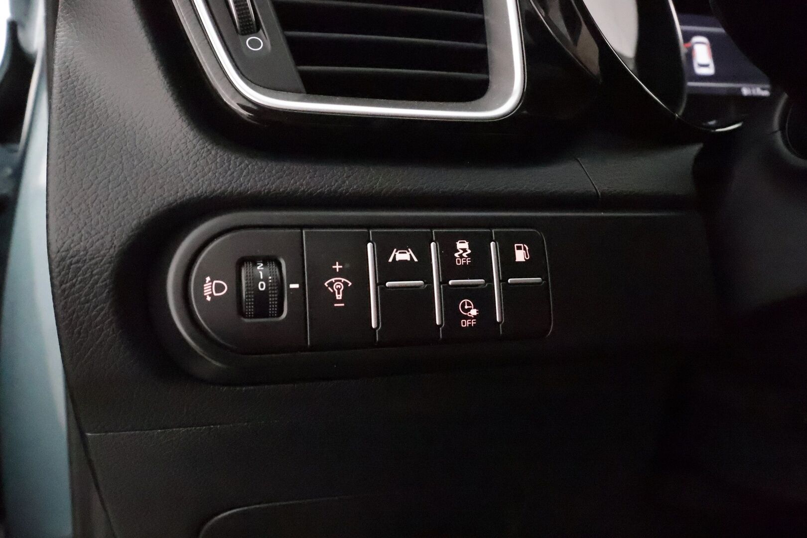 KIA CEED 2024 1,6 GDI Plug-In Hybrid Business Premium SW DCT  **Adapt.vakkari / P.kamera / LED / Navi / KeylessGo / Apple&Android** - Kahdet renkaat aluvanteilla / Merkkihuollettu / Ratinlämmitin