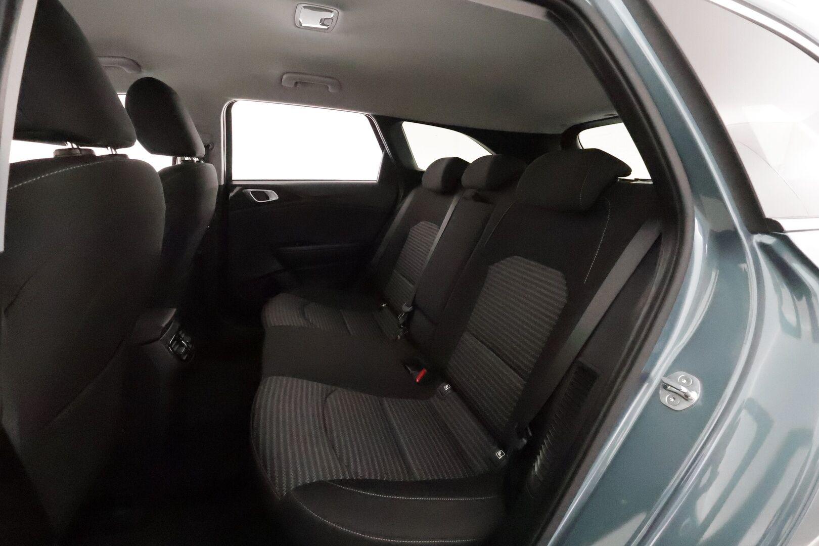 KIA CEED 2024 1,6 GDI Plug-In Hybrid Business Premium SW DCT  **Adapt.vakkari / P.kamera / LED / Navi / KeylessGo / Apple&Android** - Kahdet renkaat aluvanteilla / Merkkihuollettu / Ratinlämmitin