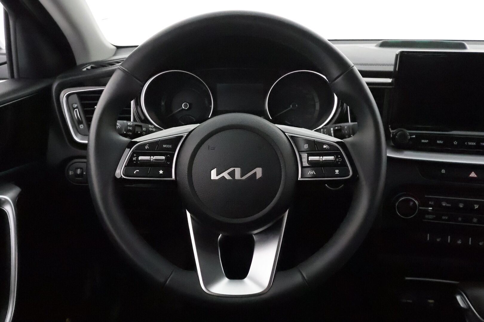 KIA CEED 2024 1,6 GDI Plug-In Hybrid Business Premium SW DCT  **Adapt.vakkari / P.kamera / LED / Navi / KeylessGo / Apple&Android** - Kahdet renkaat aluvanteilla / Merkkihuollettu / Ratinlämmitin