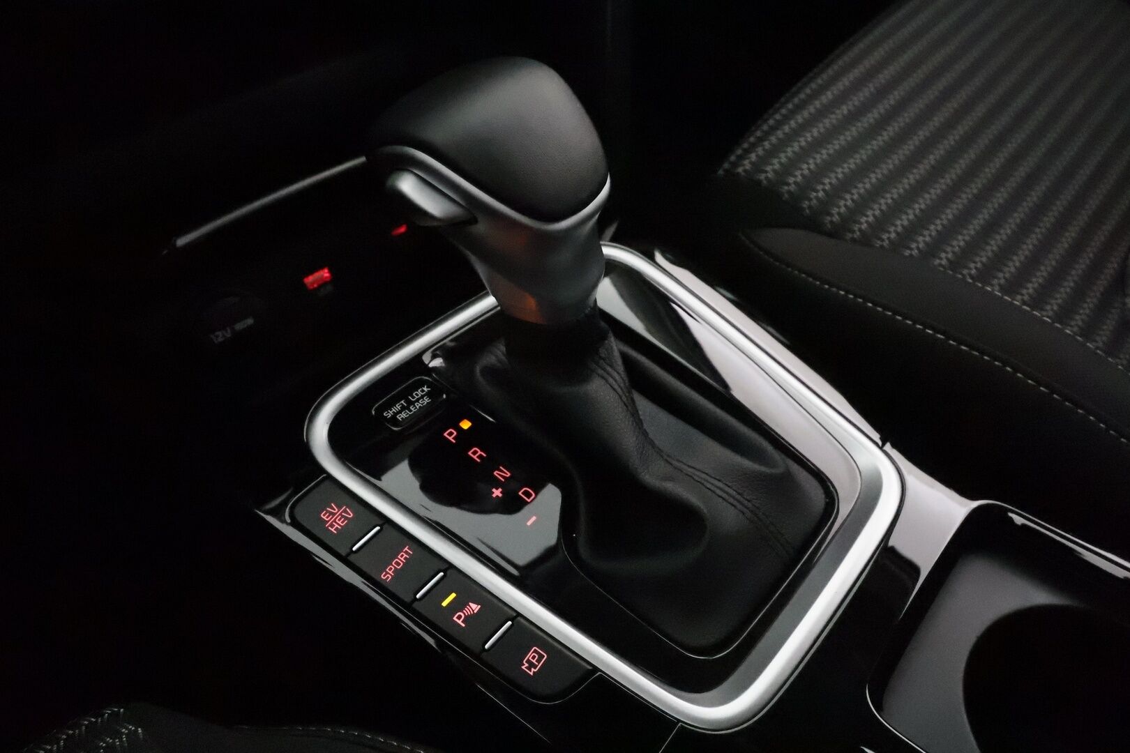 KIA CEED 2024 1,6 GDI Plug-In Hybrid Business Premium SW DCT  **Adapt.vakkari / P.kamera / LED / Navi / KeylessGo / Apple&Android** - Kahdet renkaat aluvanteilla / Merkkihuollettu / Ratinlämmitin