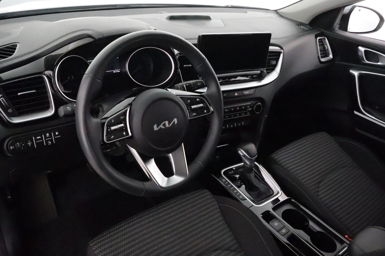 KIA CEED 2024 1,6 GDI Plug-In Hybrid Business Premium SW DCT  **Adapt.vakkari / P.kamera / LED / Navi / KeylessGo / Apple&Android** - Kahdet renkaat aluvanteilla / Merkkihuollettu / Ratinlämmitin