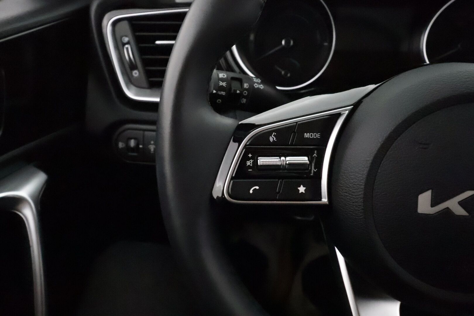 KIA CEED 2024 1,6 GDI Plug-In Hybrid Business Premium SW DCT  **Adapt.vakkari / P.kamera / LED / Navi / KeylessGo / Apple&Android** - Kahdet renkaat aluvanteilla / Merkkihuollettu / Ratinlämmitin