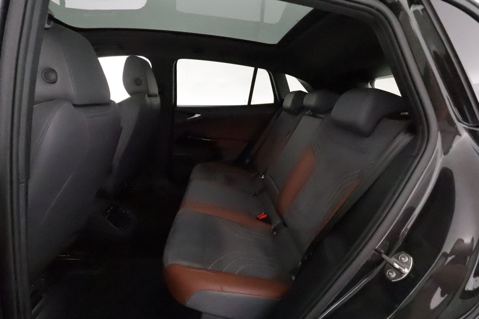 VOLKSWAGEN ID.4 2021 Pro Performance 1ST MAX **Lämpöpumppu / ACC / Matrix / Lasikatto / Koukku / 360° / Hierovat Sportpenkit Muistilla** - Akku kuntotarkastettu **HUIPPU KAMOILLA**