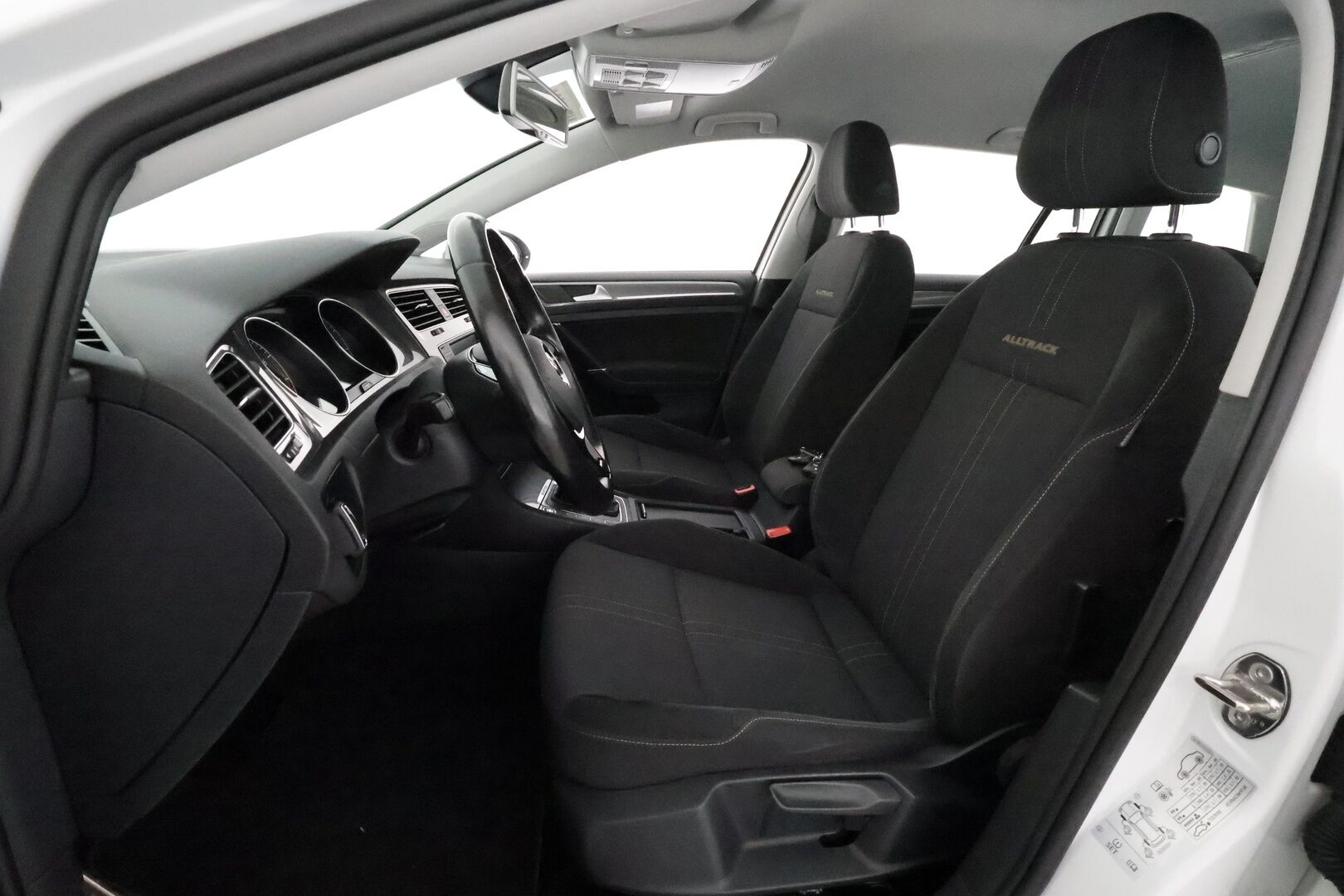VOLKSWAGEN GOLF 2016 Variant Alltrack 1,8 TSI 132 kW 4MOTION DSG **ACC / Koukku / Navi / KeylessGo / Webasto / P.tutkat** - Kahdet renkaat aluvanteilla