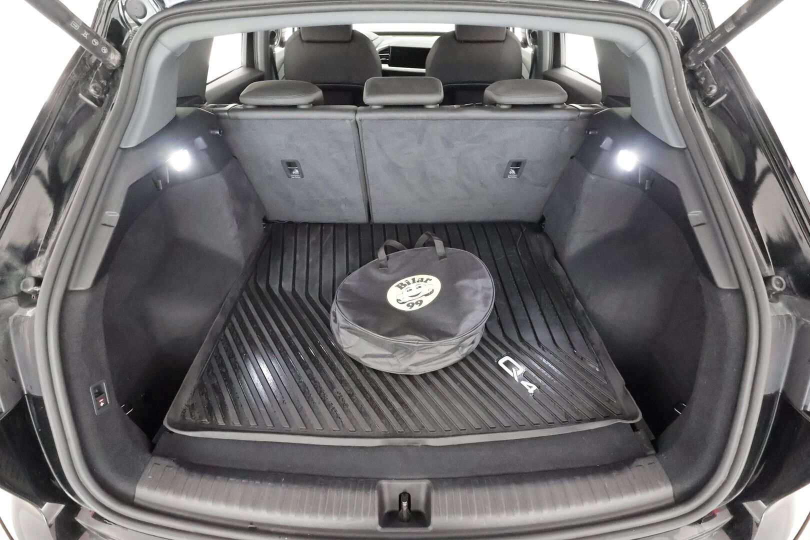 AUDI Q4 E-TRON 2023 50 Quattro Proline * ILP / ACC / Koukku / Matrix-LED / 360-Kamera  / Sporttipenkit * - Kahdet Renkaat