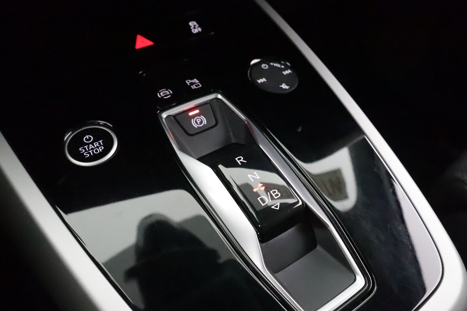 AUDI Q4 E-TRON 2023 50 Quattro Proline * ILP / ACC / Koukku / Matrix-LED / 360-Kamera  / Sporttipenkit * - Kahdet Renkaat