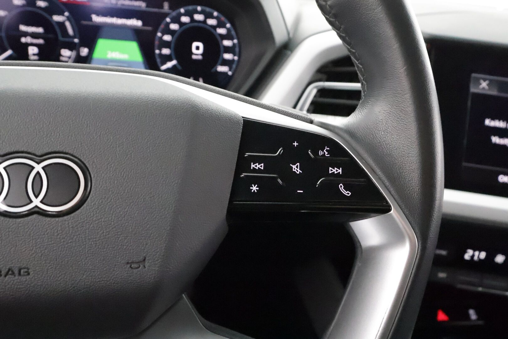 AUDI Q4 E-TRON 2023 50 Quattro Proline * ILP / ACC / Koukku / Matrix-LED / 360-Kamera  / Sporttipenkit * - Kahdet Renkaat