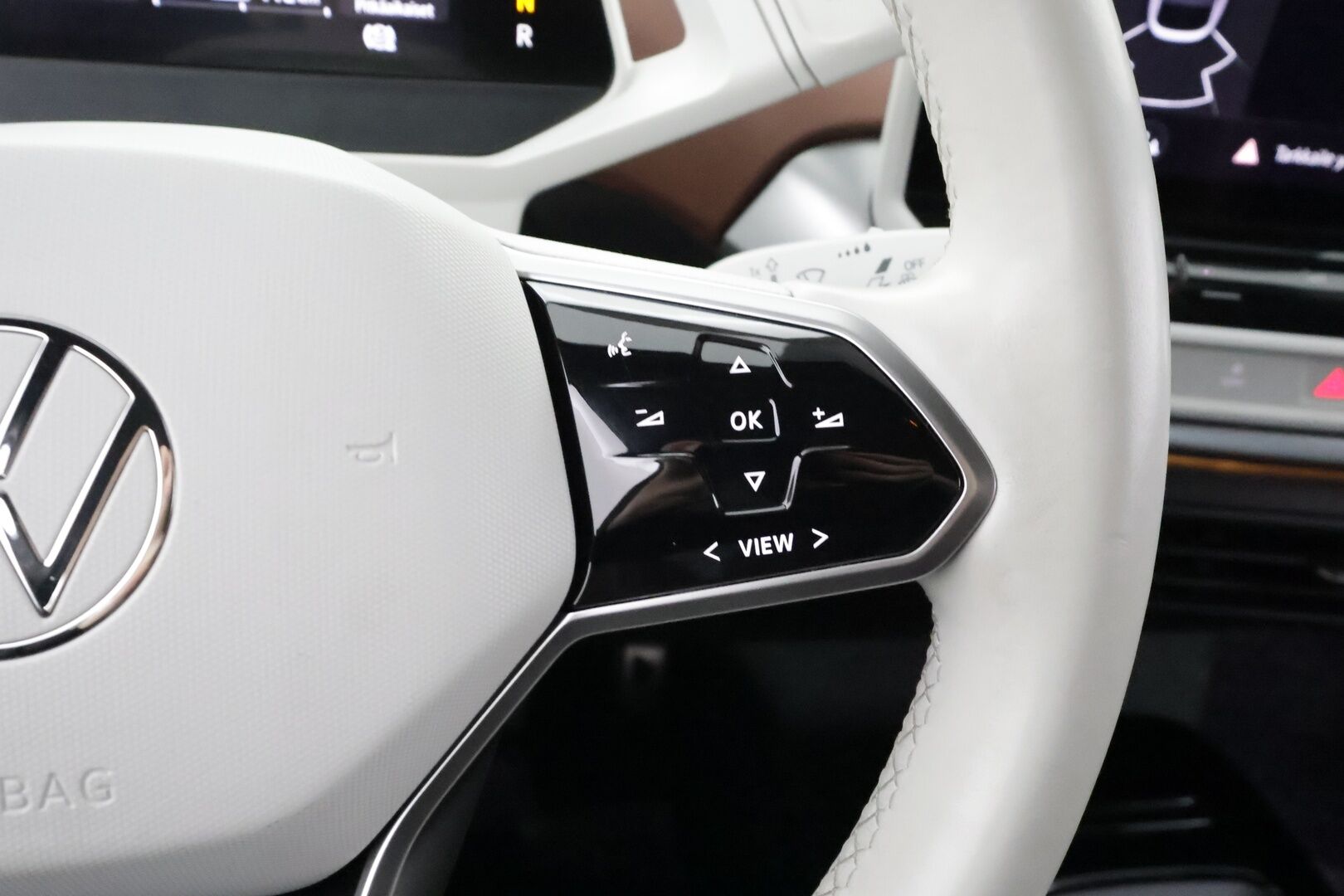 VOLKSWAGEN ID.5 2023 150kW 82kWh Pro Performance * ILP / ACC / Koukku / Ergoactive Hierovat Muistipenkit / 360-Kamera / LED* - Merkkihuollettu / Akku kuntotarkastettu SoH 94,3% /  Kahdet Renkaat