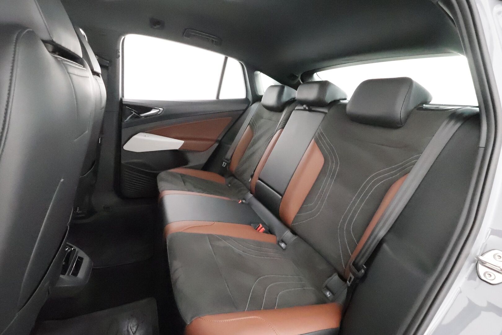 VOLKSWAGEN ID.5 2023 150kW 82kWh Pro Performance * ILP / ACC / Koukku / Ergoactive Hierovat Muistipenkit / 360-Kamera / LED* - Merkkihuollettu / Akku kuntotarkastettu SoH 94,3% /  Kahdet Renkaat