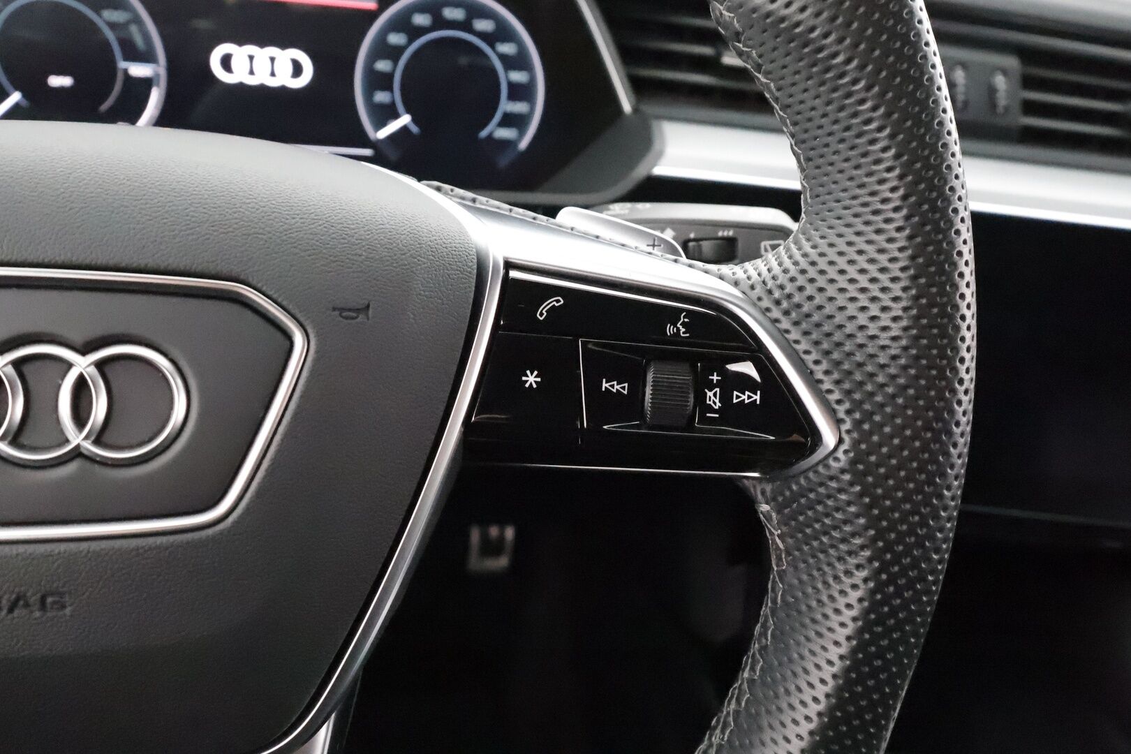 AUDI Q8 E-TRON 2024 55 quattro Progress * Koukku / ACC / LED / 360 / B&O / Sportpenkki Muistilla / HUD * - Merkkihuollot / Akku kuntotarkastettu / Kahdet renkaat aluvanteilla