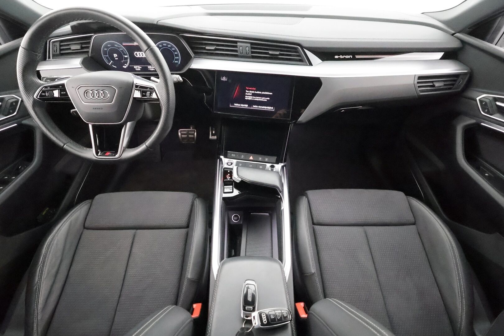 AUDI Q8 E-TRON 2024 55 quattro Progress * Koukku / ACC / LED / 360 / B&O / Sportpenkki Muistilla / HUD * - Merkkihuollot / Akku kuntotarkastettu / Kahdet renkaat aluvanteilla