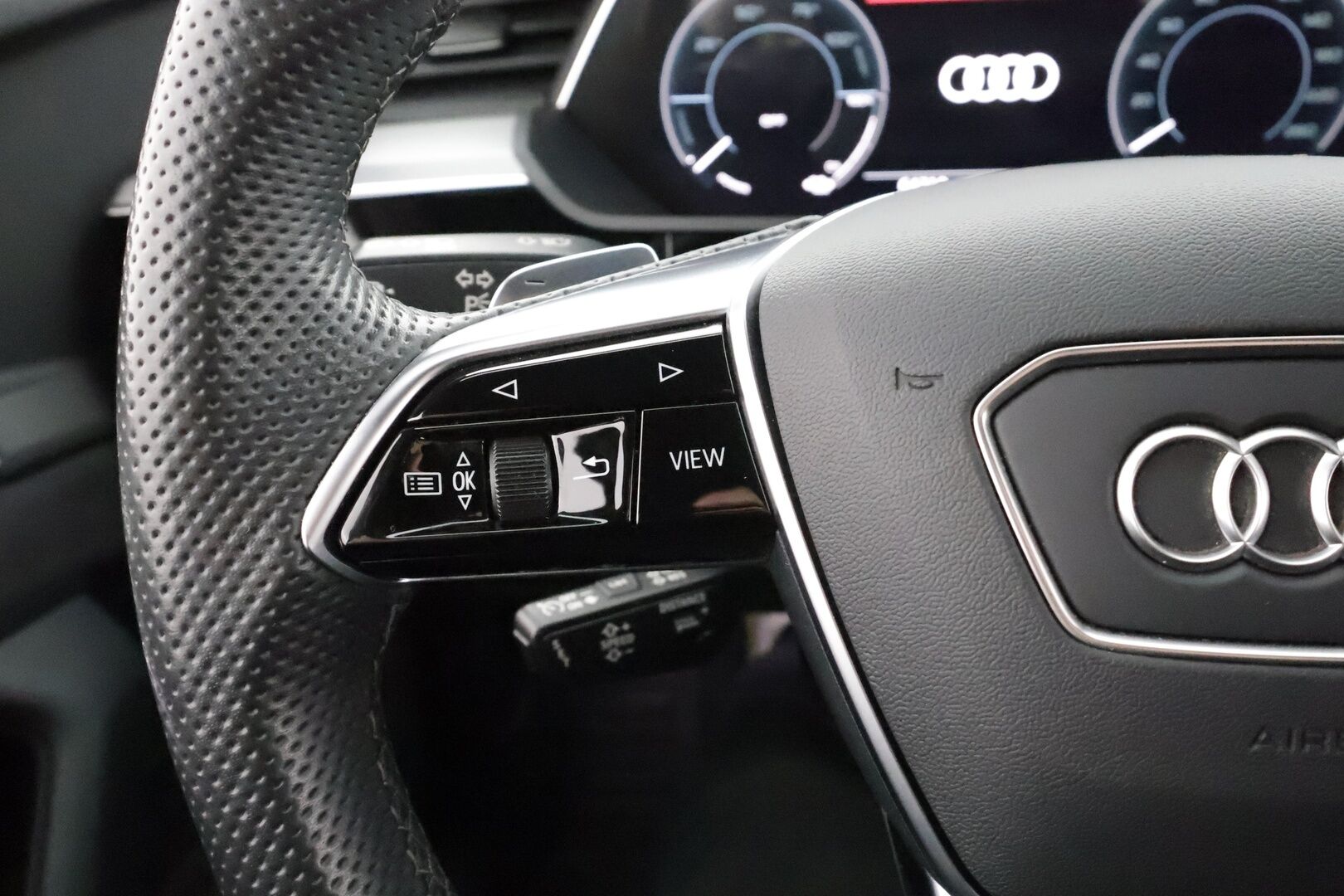 AUDI Q8 E-TRON 2024 55 quattro Progress * Koukku / ACC / LED / 360 / B&O / Sportpenkki Muistilla / HUD * - Merkkihuollot / Akku kuntotarkastettu / Kahdet renkaat aluvanteilla