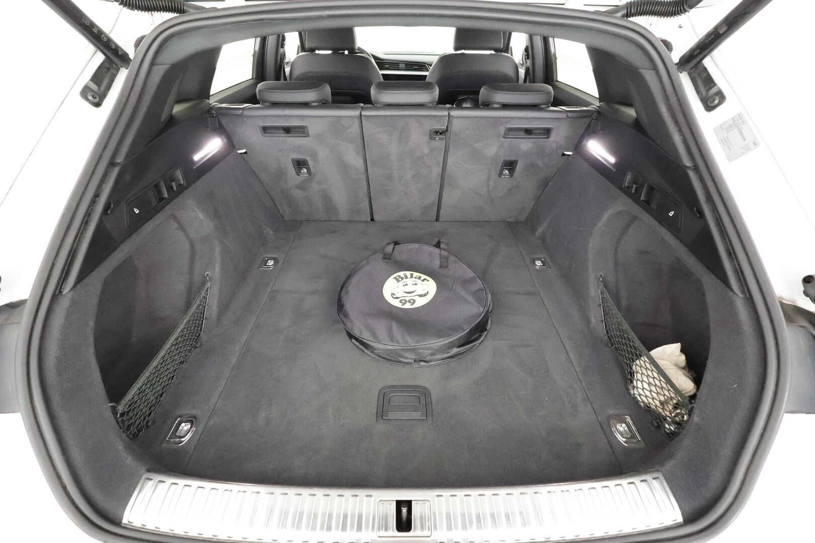 AUDI Q8 E-TRON 2024 55 quattro Progress * Koukku / ACC / LED / 360 / B&O / Sportpenkki Muistilla / HUD * - Merkkihuollot / Akku kuntotarkastettu / Kahdet renkaat aluvanteilla - HULLUT AVAJAISHULINAT KORKOTARJOUS 3,29 %