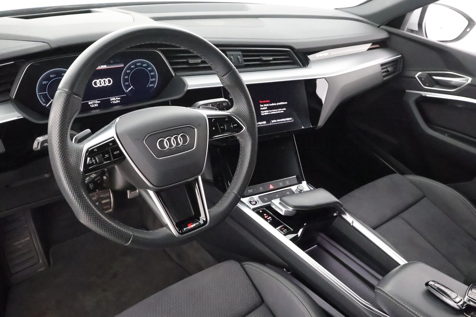 AUDI Q8 E-TRON 2024 55 quattro Progress * Koukku / ACC / LED / 360 / B&O / Sportpenkki Muistilla / HUD * - Merkkihuollot / Akku kuntotarkastettu / Kahdet renkaat aluvanteilla