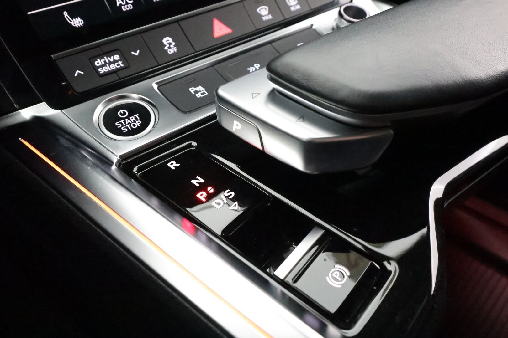 AUDI Q8 E-TRON 2024 55 quattro Progress * Koukku / ACC / LED / 360 / B&O / Sportpenkki Muistilla / HUD * - Merkkihuollot / Akku kuntotarkastettu / Kahdet renkaat aluvanteilla