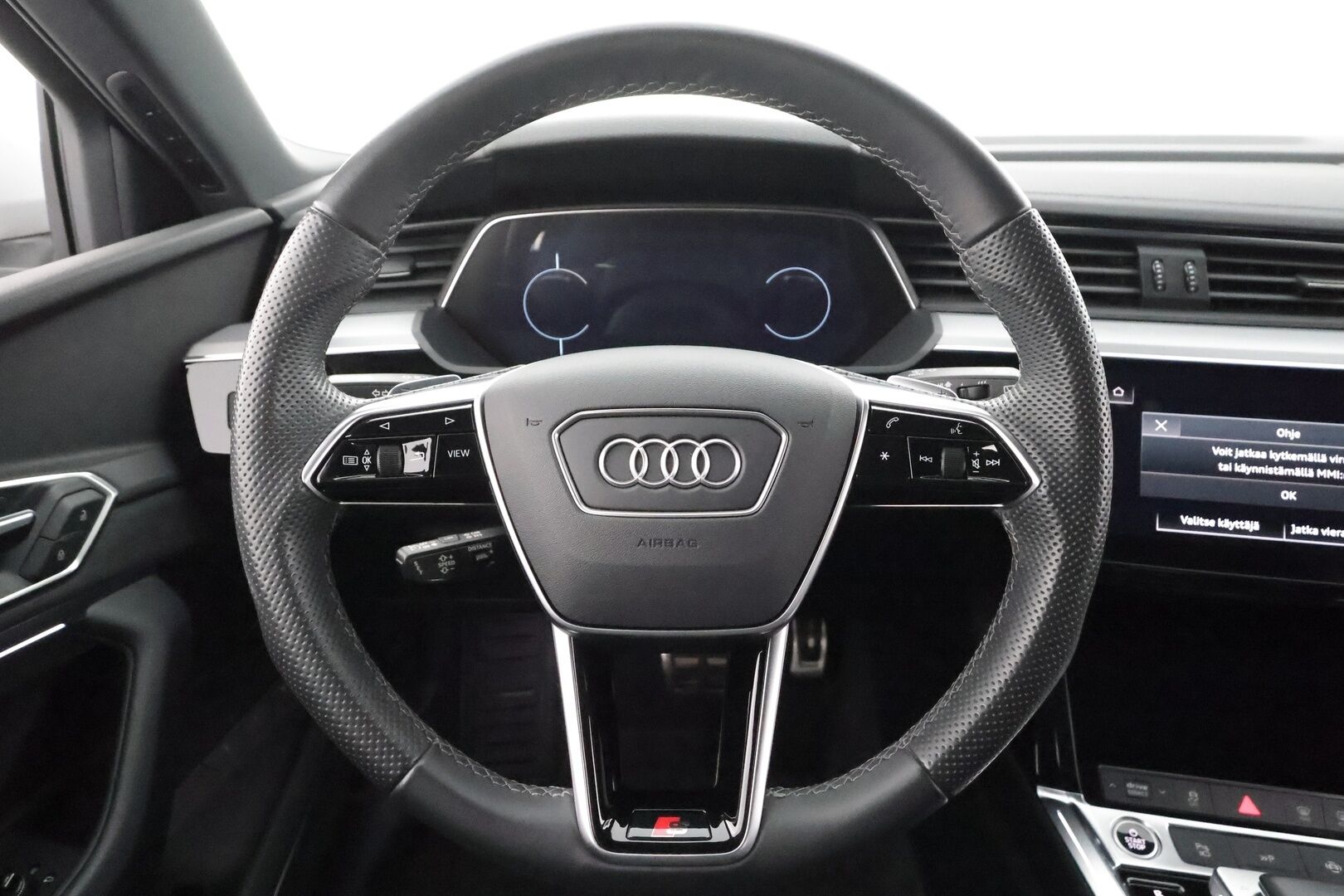 AUDI Q8 E-TRON 2024 55 quattro Progress * Koukku / ACC / LED / 360 / B&O / Sportpenkki Muistilla / HUD * - Merkkihuollot / Akku kuntotarkastettu / Kahdet renkaat aluvanteilla - HULLUT AVAJAISHULINAT KORKOTARJOUS 3,29 %