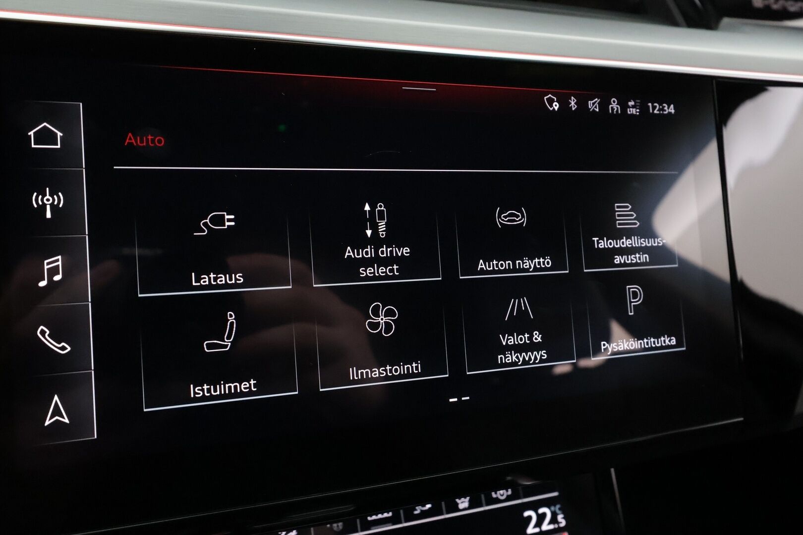 AUDI Q8 E-TRON 2024 55 quattro Progress * Koukku / ACC / LED / 360 / B&O / Sportpenkki Muistilla / HUD * - Merkkihuollot / Akku kuntotarkastettu / Kahdet renkaat aluvanteilla