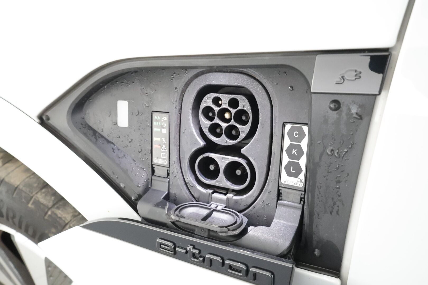 AUDI Q8 E-TRON 2024 55 quattro Progress * Koukku / ACC / LED / 360 / B&O / Sportpenkki Muistilla / HUD * - Merkkihuollot / Akku kuntotarkastettu / Kahdet renkaat aluvanteilla