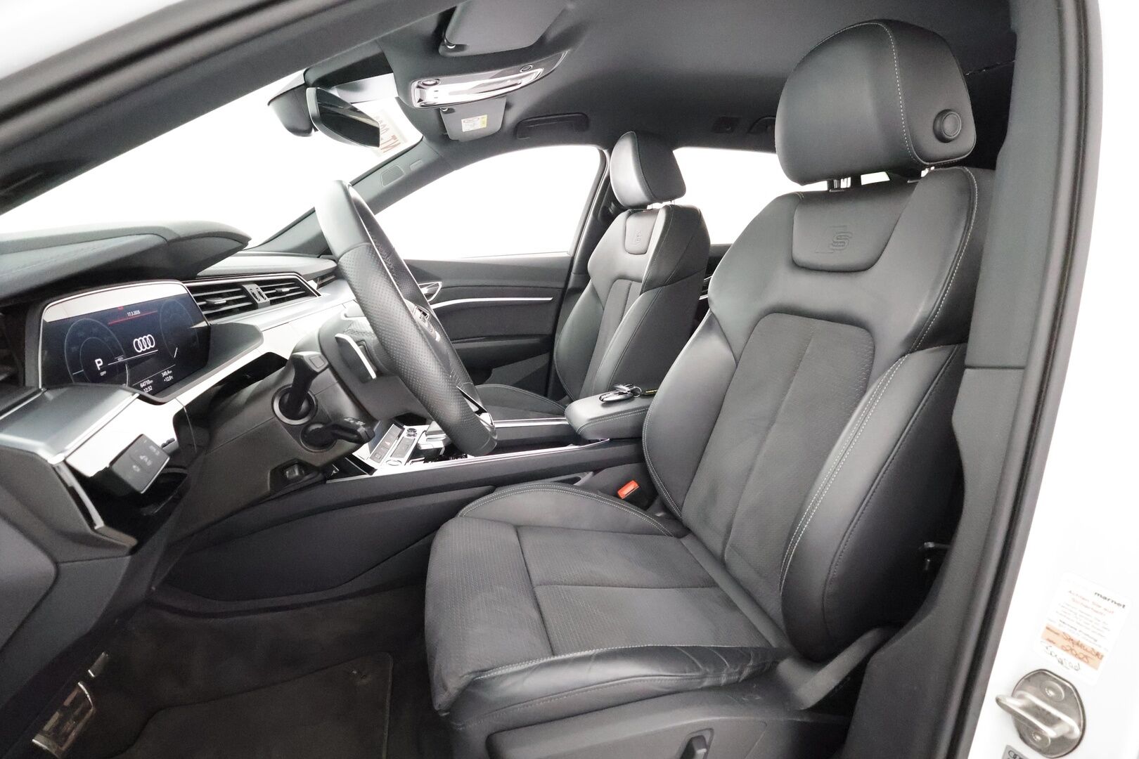 AUDI Q8 E-TRON 2024 55 quattro Progress * Koukku / ACC / LED / 360 / B&O / Sportpenkki Muistilla / HUD * - Merkkihuollot / Akku kuntotarkastettu / Kahdet renkaat aluvanteilla - HULLUT AVAJAISHULINAT KORKOTARJOUS 3,29 %