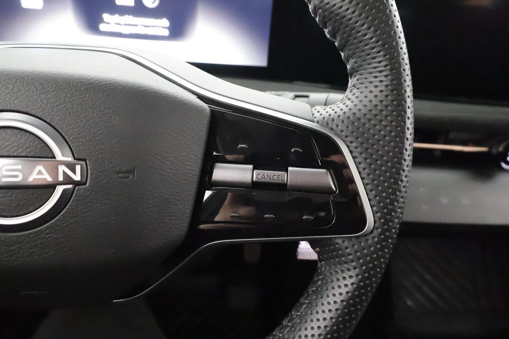 NISSAN ARIYA 2023 87kWh Evolve e-4ORCE * Panorama / Koukku / Bose / ACC / 360 / Ilmastoitu Muistipenkki / Kaistavahti / Navi / Keyless * - Merkkihuollot / Akku kuntotarkastettu SoH 98,4% / Kahdet renkaat aluvanteilla - HULLUT AVAJAISHULINAT KORKOTARJOUS 3,29 %