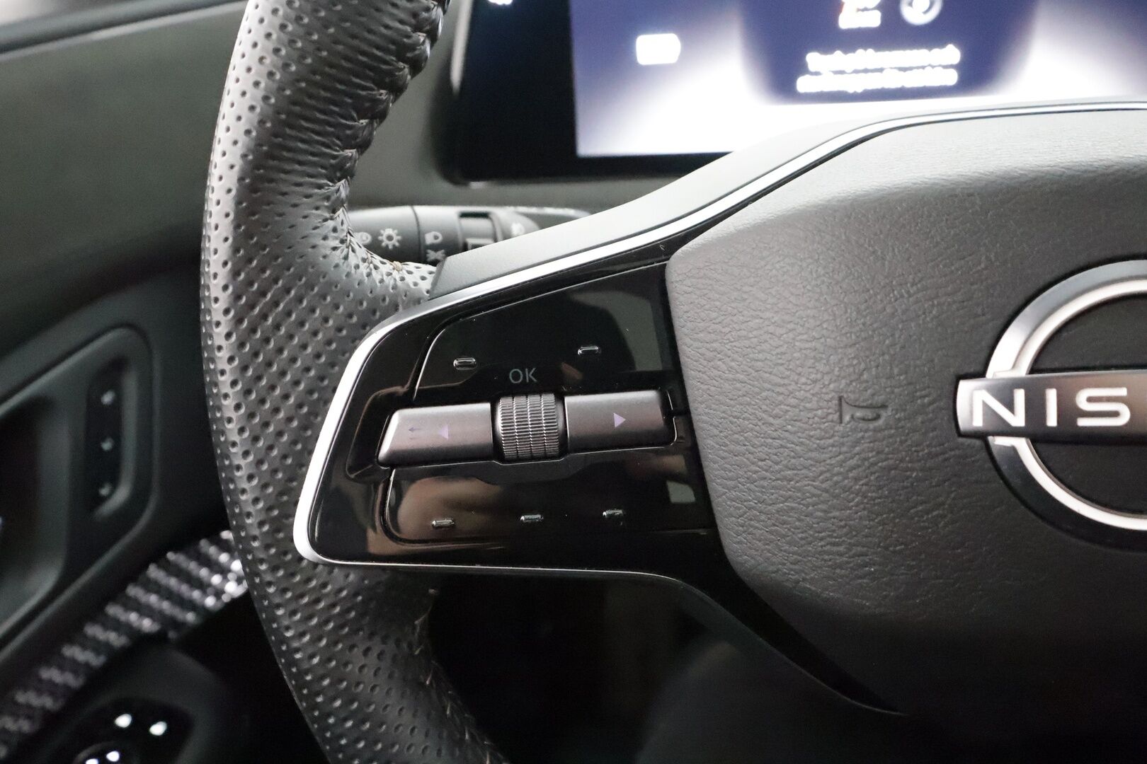 NISSAN ARIYA 2023 87kWh Evolve e-4ORCE * Panorama / Koukku / Bose / ACC / 360 / Ilmastoitu Muistipenkki / Kaistavahti / Navi / Keyless * - Merkkihuollot / Akku kuntotarkastettu SoH 98,4% / Kahdet renkaat aluvanteilla - HULLUT AVAJAISHULINAT KORKOTARJOUS 3,29 %