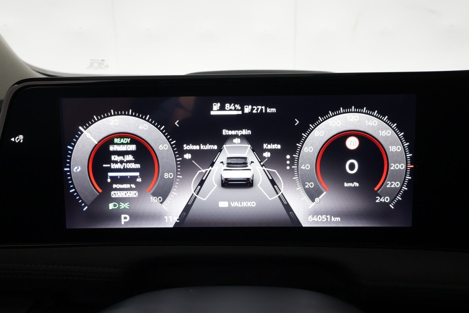 NISSAN ARIYA 2023 87kWh Evolve e-4ORCE * Panorama / Koukku / Bose / ACC / 360 / Ilmastoitu Muistipenkki / Kaistavahti / Navi / Keyless * - Merkkihuollot / Akku kuntotarkastettu SoH 98,4% / Kahdet renkaat aluvanteilla - HULLUT AVAJAISHULINAT KORKOTARJOUS 3,29 %