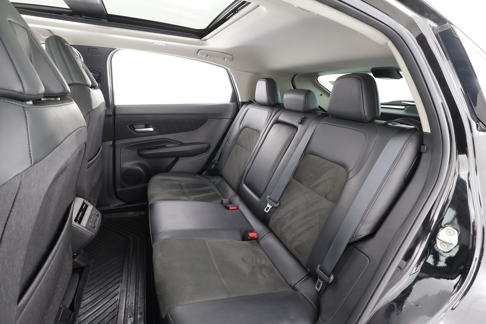 NISSAN ARIYA 2023 87kWh Evolve e-4ORCE * Panorama / Koukku / Bose / ACC / 360 / Ilmastoitu Muistipenkki / Kaistavahti / Navi / Keyless * - Merkkihuollot / Akku kuntotarkastettu SoH 98,4% / Kahdet renkaat aluvanteilla - HULLUT AVAJAISHULINAT KORKOTARJOUS 3,29 %