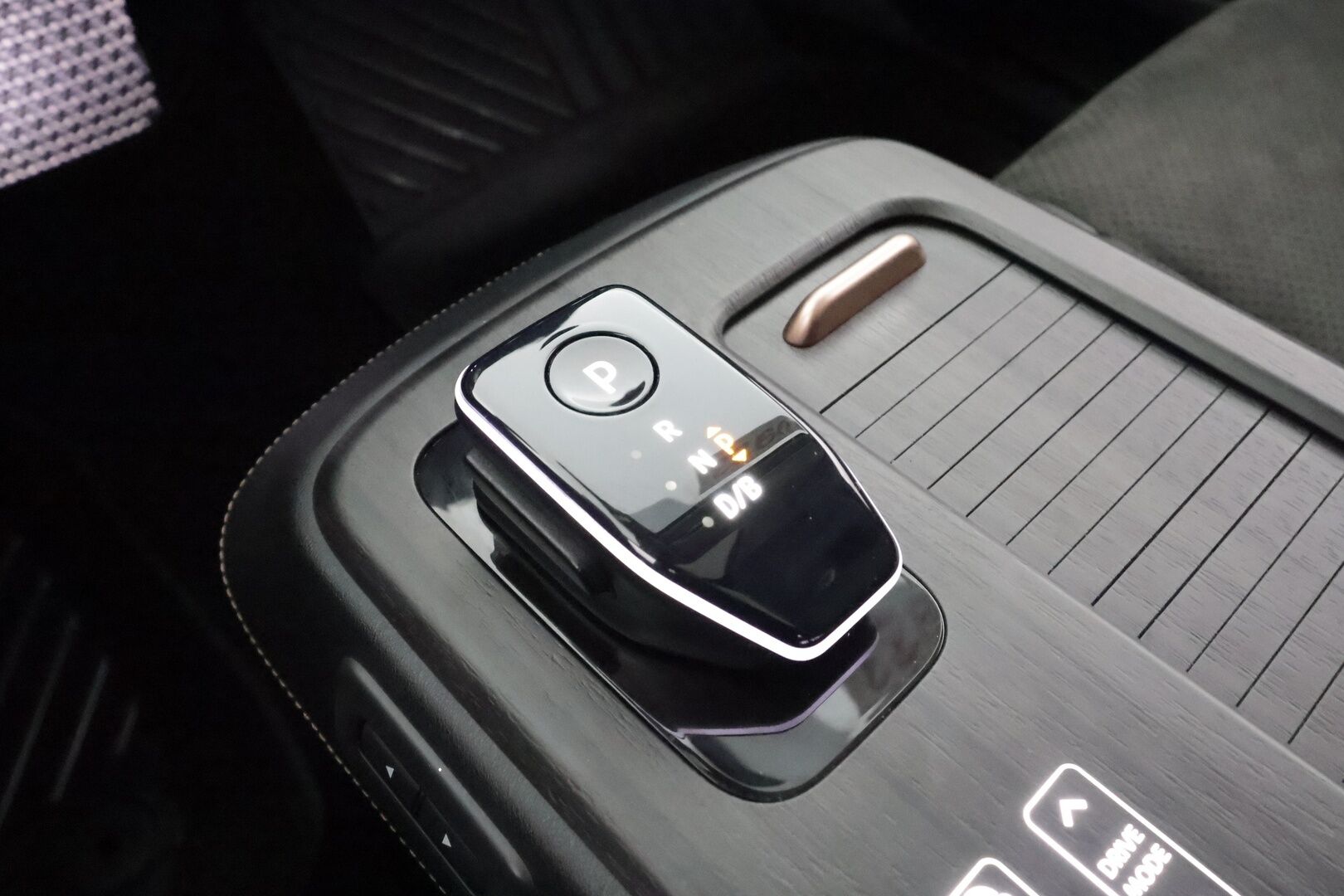 NISSAN ARIYA 2023 87kWh Evolve e-4ORCE * Panorama / Koukku / Bose / ACC / 360 / Ilmastoitu Muistipenkki / Kaistavahti / Navi / Keyless * - Merkkihuollot / Akku kuntotarkastettu SoH 98,4% / Kahdet renkaat aluvanteilla - HULLUT AVAJAISHULINAT KORKOTARJOUS 3,29 %