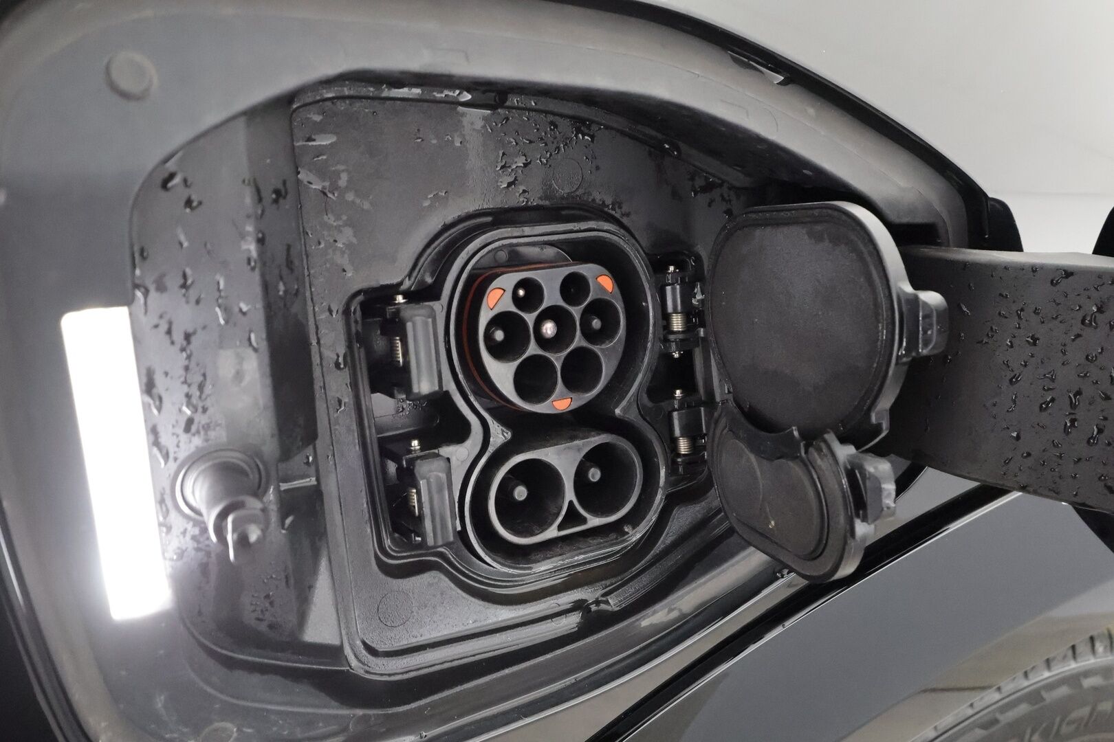 NISSAN ARIYA 2023 87kWh Evolve e-4ORCE * Panorama / Koukku / Bose / ACC / 360 / Ilmastoitu Muistipenkki / Kaistavahti / Navi / Keyless * - Merkkihuollot / Akku kuntotarkastettu SoH 98,4% / Kahdet renkaat aluvanteilla - HULLUT AVAJAISHULINAT KORKOTARJOUS 3,29 %