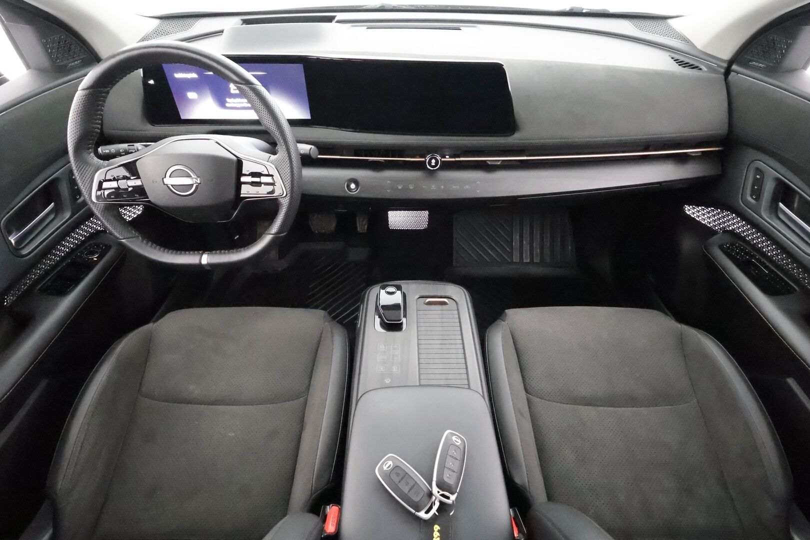 NISSAN ARIYA 2023 87kWh Evolve e-4ORCE * Panorama / Koukku / Bose / ACC / 360 / Ilmastoitu Muistipenkki / Kaistavahti / Navi / Keyless * - Merkkihuollot / Akku kuntotarkastettu SoH 98,4% / Kahdet renkaat aluvanteilla - HULLUT AVAJAISHULINAT KORKOTARJOUS 3,29 %