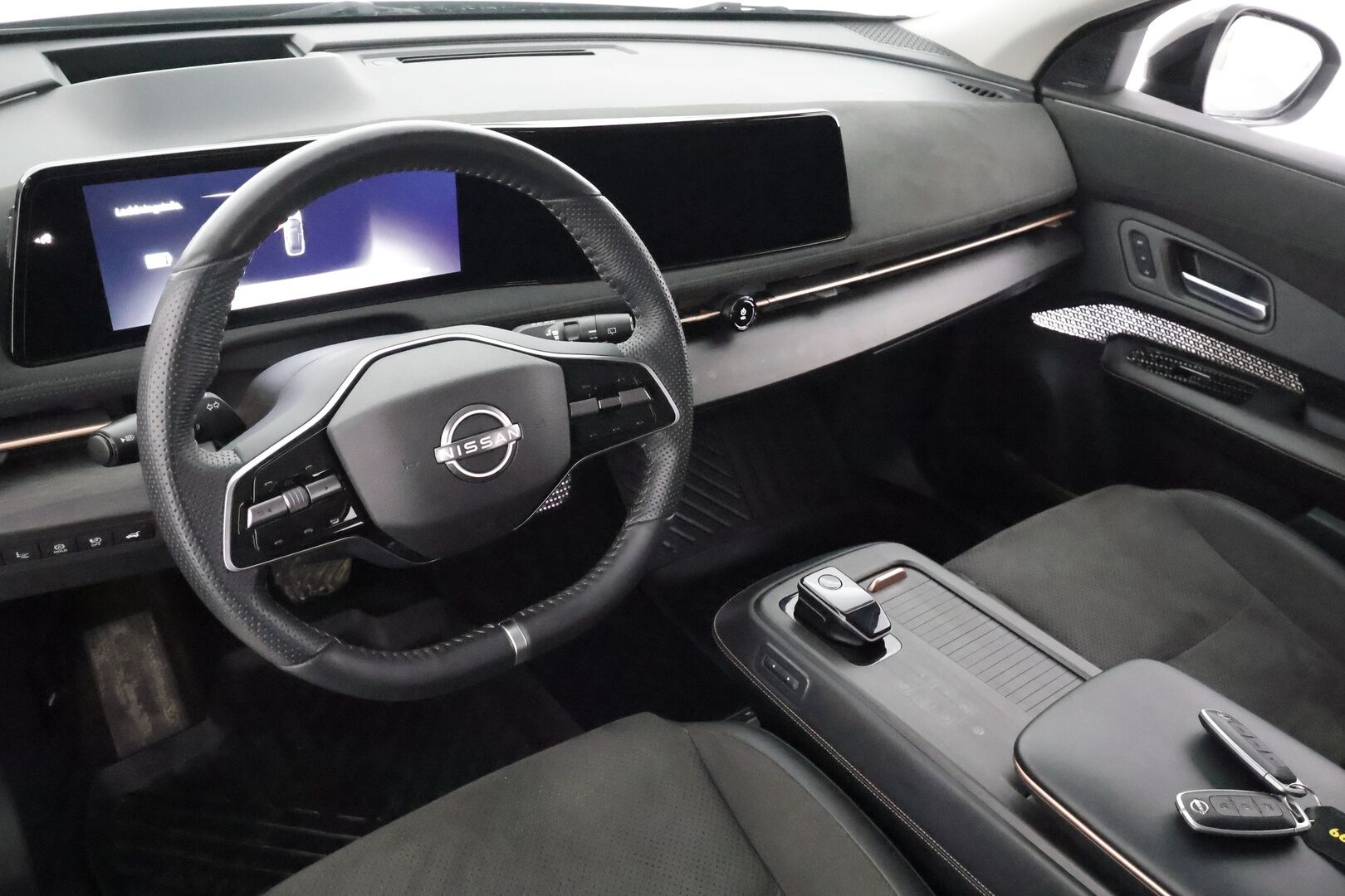 NISSAN ARIYA 2023 87kWh Evolve e-4ORCE * Panorama / Koukku / Bose / ACC / 360 / Ilmastoitu Muistipenkki / Kaistavahti / Navi / Keyless * - Merkkihuollot / Akku kuntotarkastettu SoH 98,4% / Kahdet renkaat aluvanteilla - HULLUT AVAJAISHULINAT KORKOTARJOUS 3,29 %